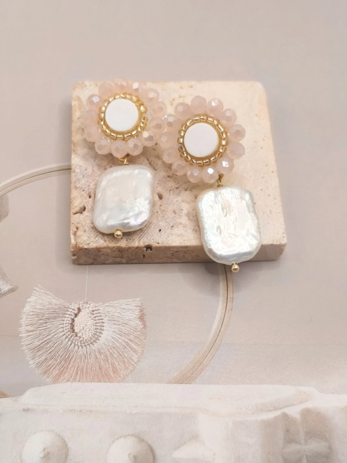 Ohrringe aus natürlichen Barockperlen mit Blumen aus Kristallen (Silbernadel)