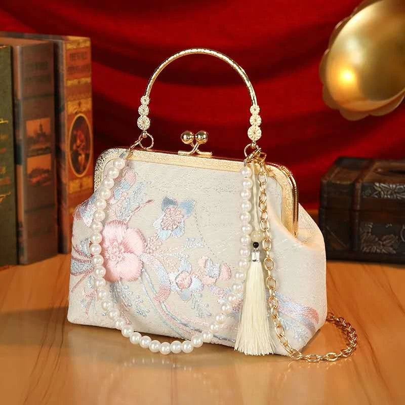 Bestickte Abendclutch im orientalischen Stil mit Perlen und Quasten