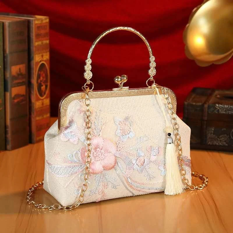 Pochette da sera ricamata stile orientale con perline e nappe