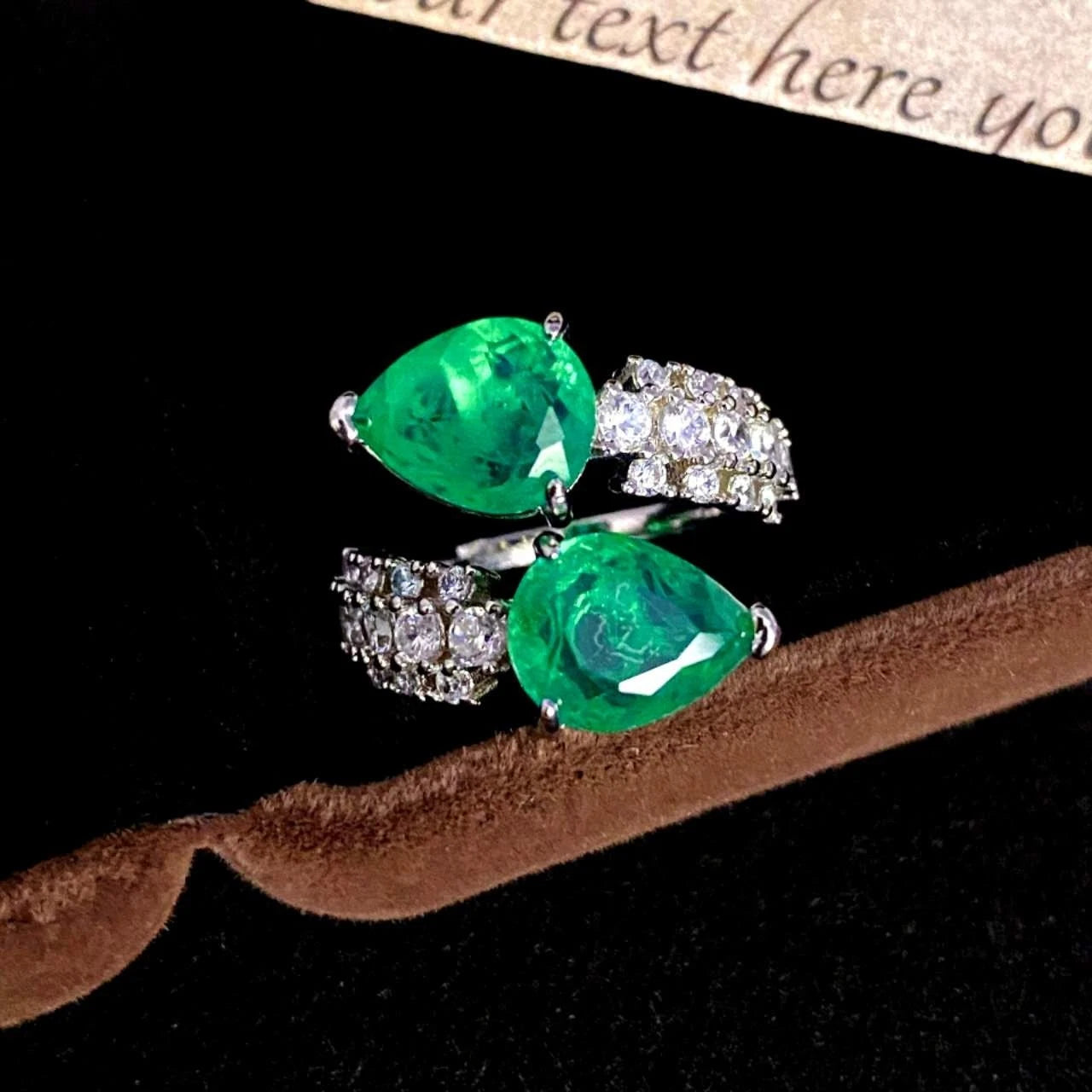 Verstellbarer Ring mit Smaragd-Zirkonia, hypoallergenes versilbertes Metall