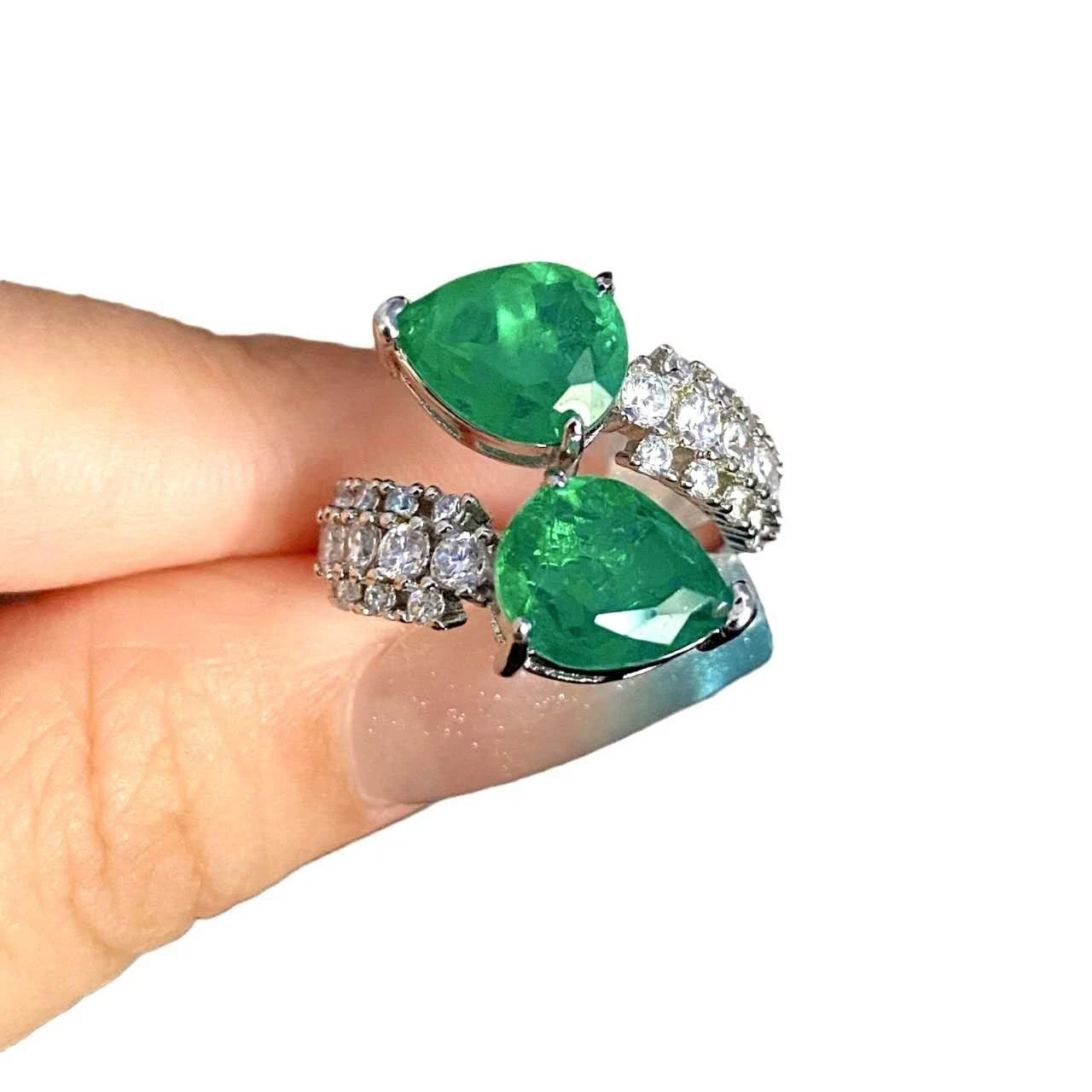 Verstellbarer Ring mit Smaragd-Zirkonia, hypoallergenes versilbertes Metall