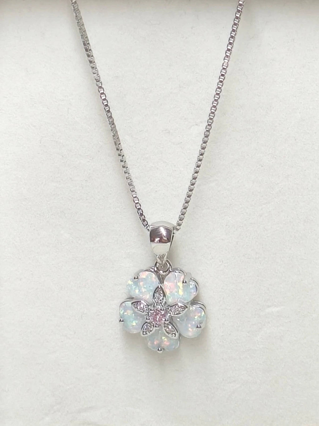 Collana floreale delicata in opale, ciondolo iridescente placcato argento