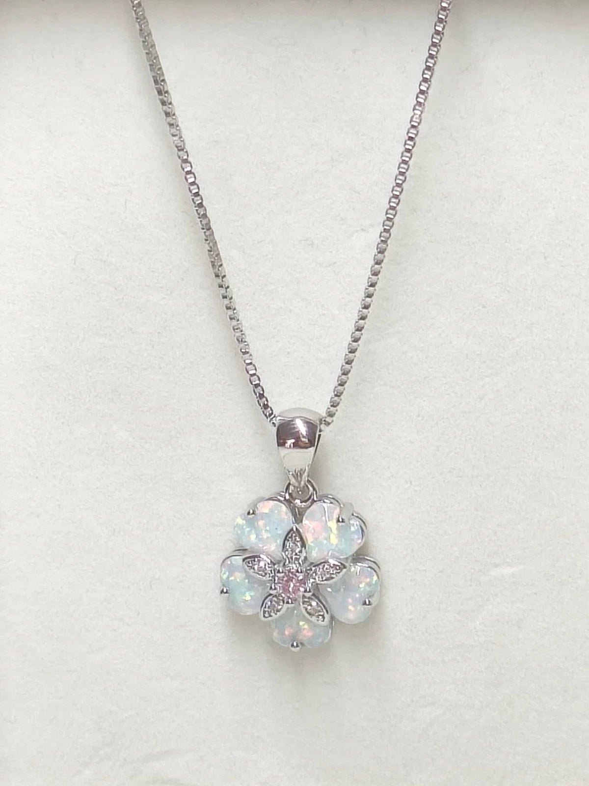 Collana floreale delicata in opale, ciondolo iridescente placcato argento