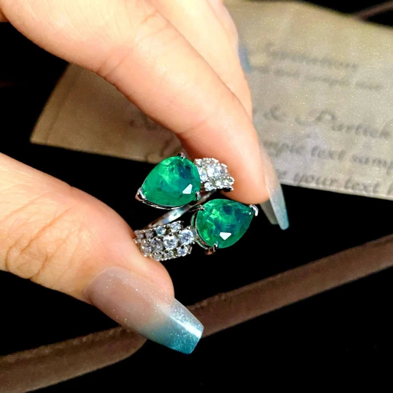 Verstellbarer Ring mit Smaragd-Zirkonia, hypoallergenes versilbertes Metall