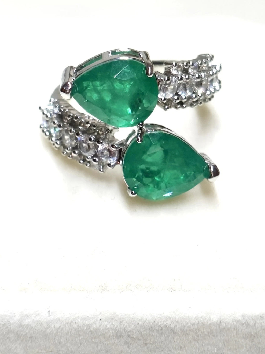 Anello Regolabile con Zirconi Smeraldo, Argento Placcato Ipoallergenico