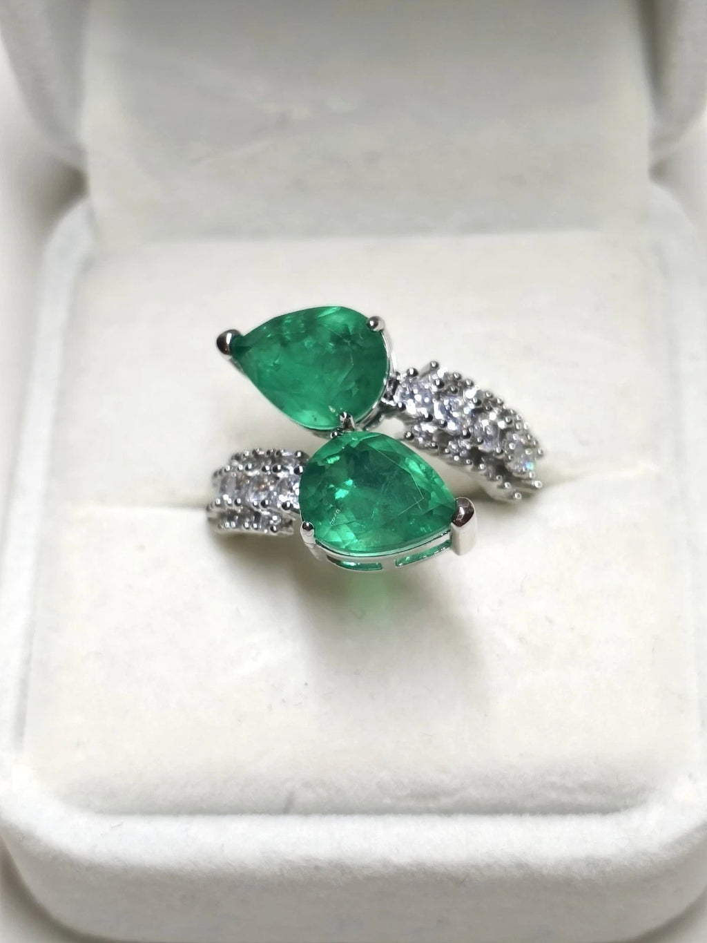 Anello Regolabile con Zirconi Smeraldo, Argento Placcato Ipoallergenico