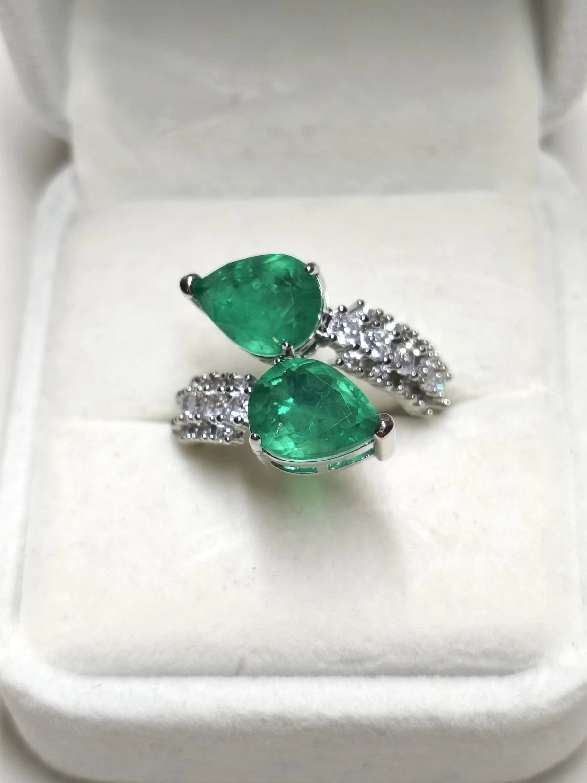 Anello Regolabile con Zirconi Smeraldo, Argento Placcato Ipoallergenico