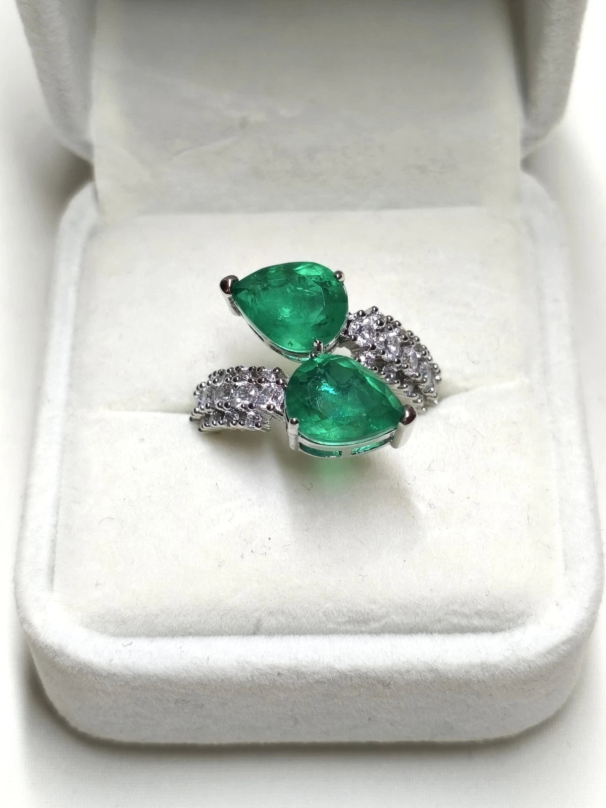 Verstellbarer Ring mit Smaragd-Zirkonia, hypoallergenes versilbertes Metall