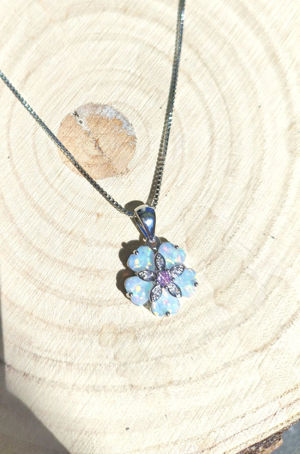 Collana floreale delicata in opale, ciondolo iridescente placcato argento