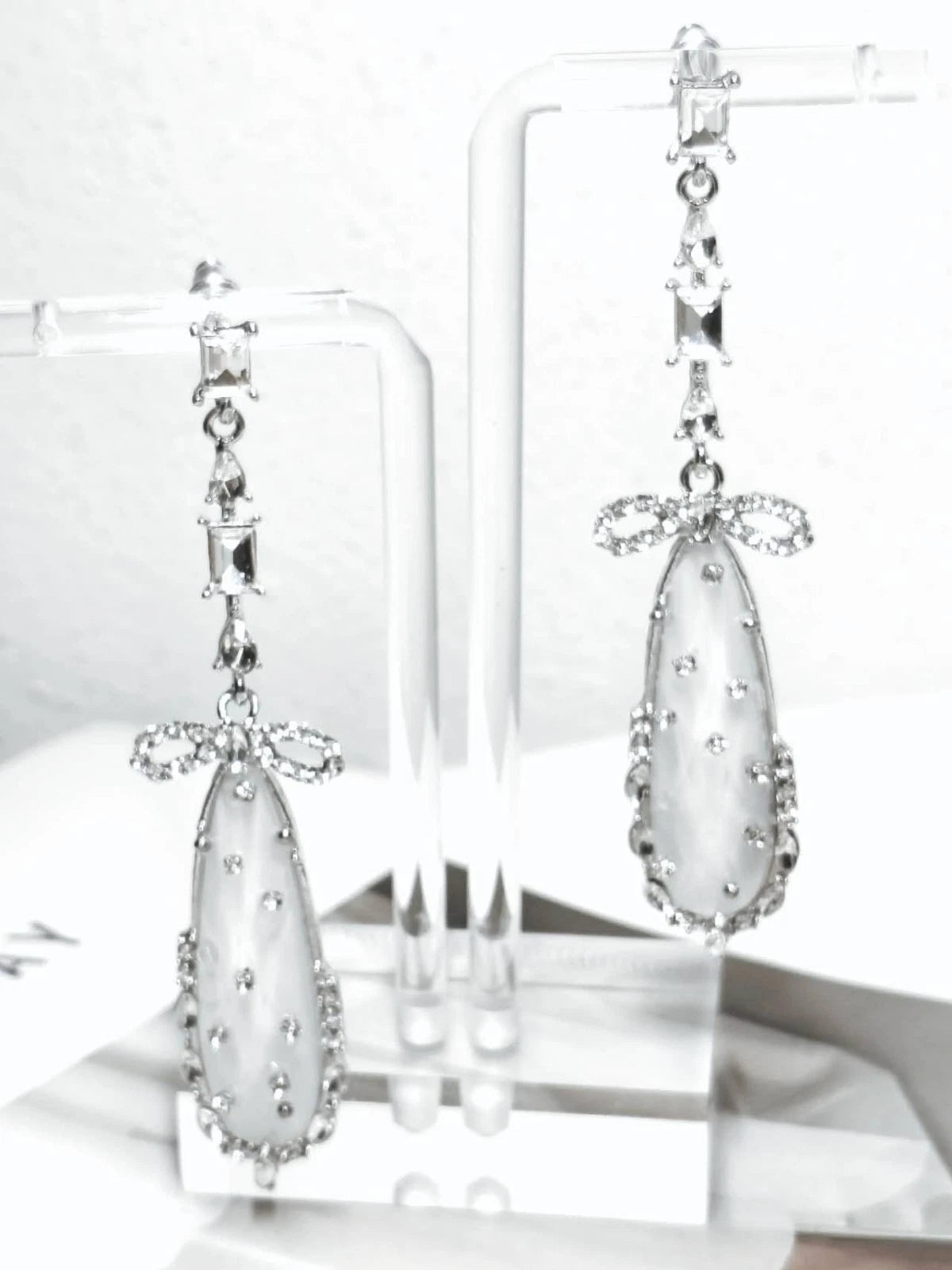 Tropfenohrringe mit Zirkonia und Schleife „Mondlicht“, hypoallergen