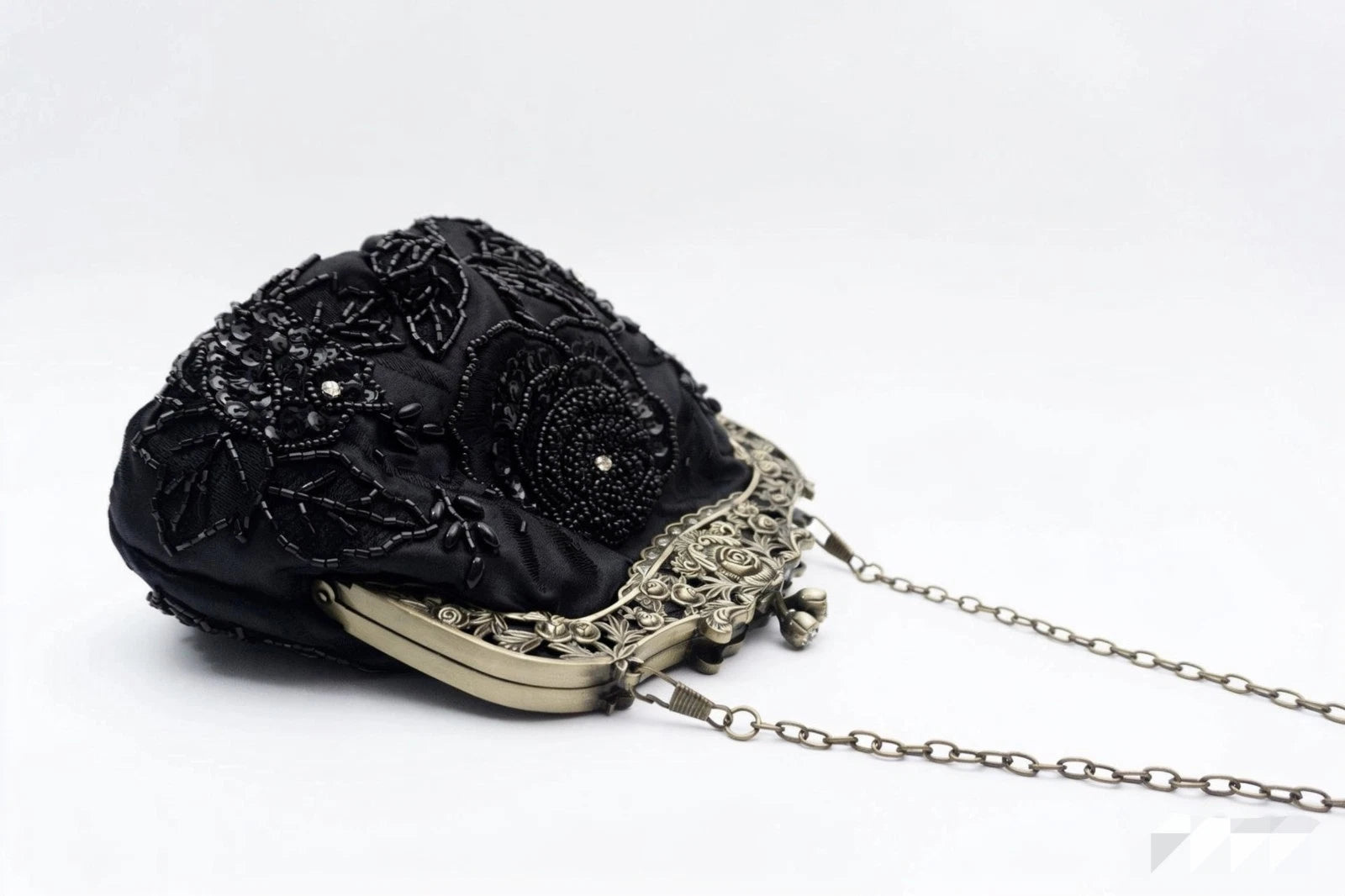Pochette da sera "Rosa Notturna", raso nero ricamo perline artigianale