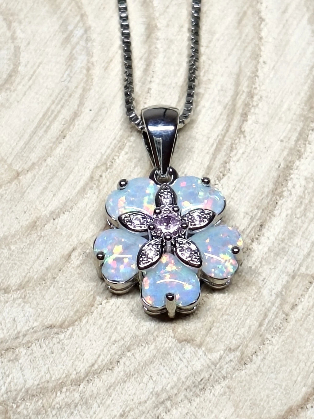Collana floreale delicata in opale, ciondolo iridescente placcato argento