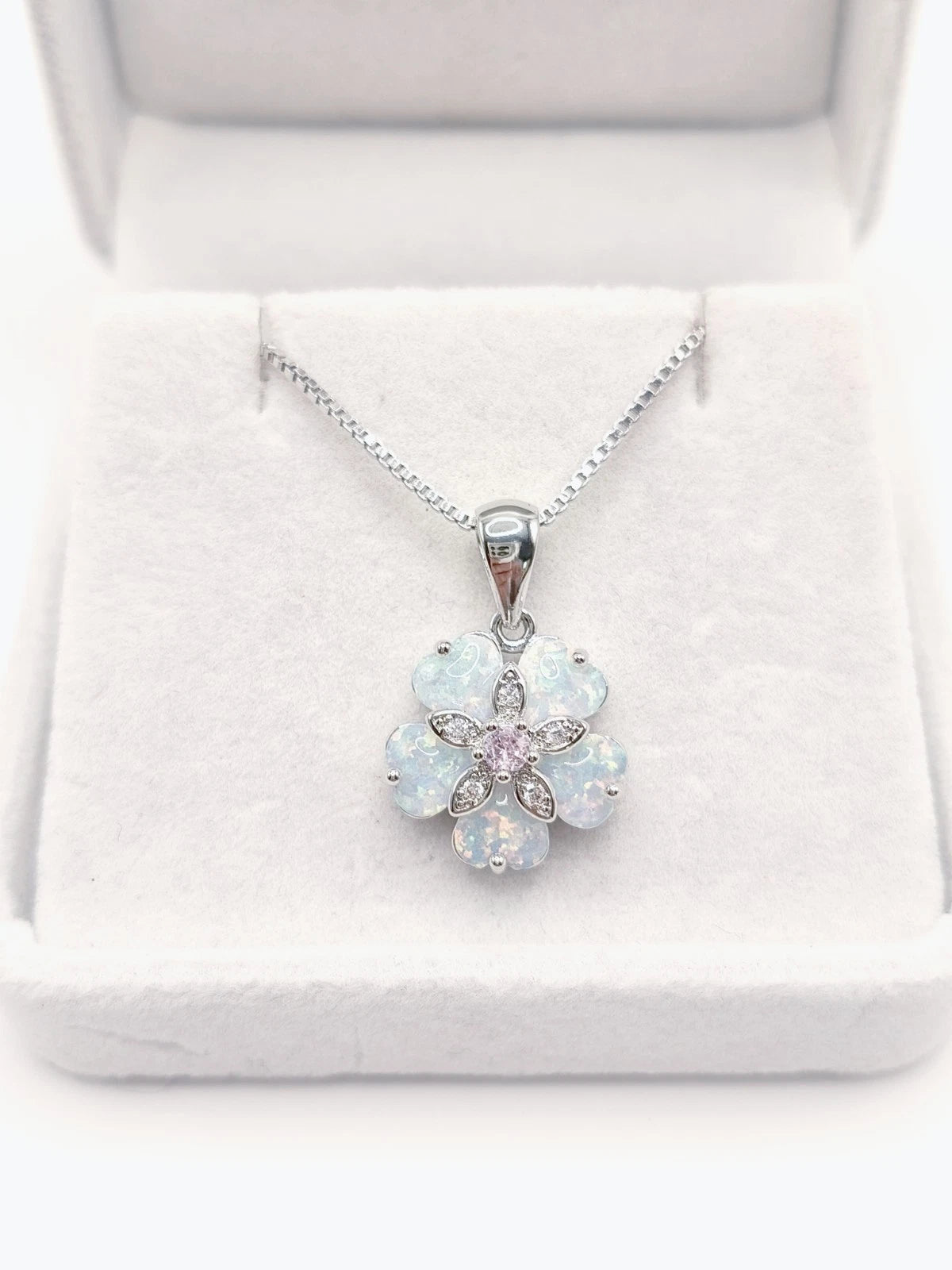 Collana floreale delicata in opale, ciondolo iridescente placcato argento