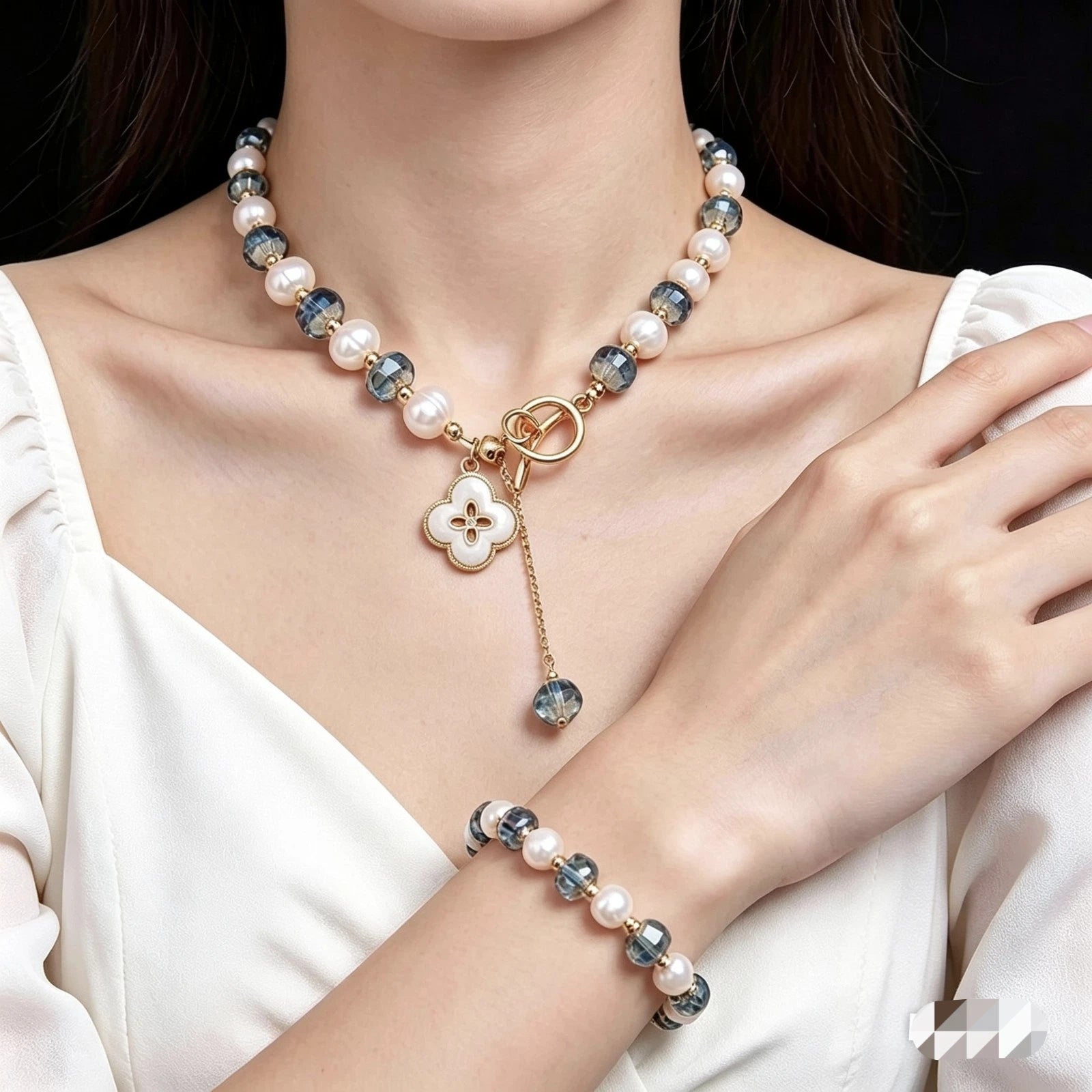 Set collana+bracciale con perle naturali e cristallo cangiante blu, trifoglio