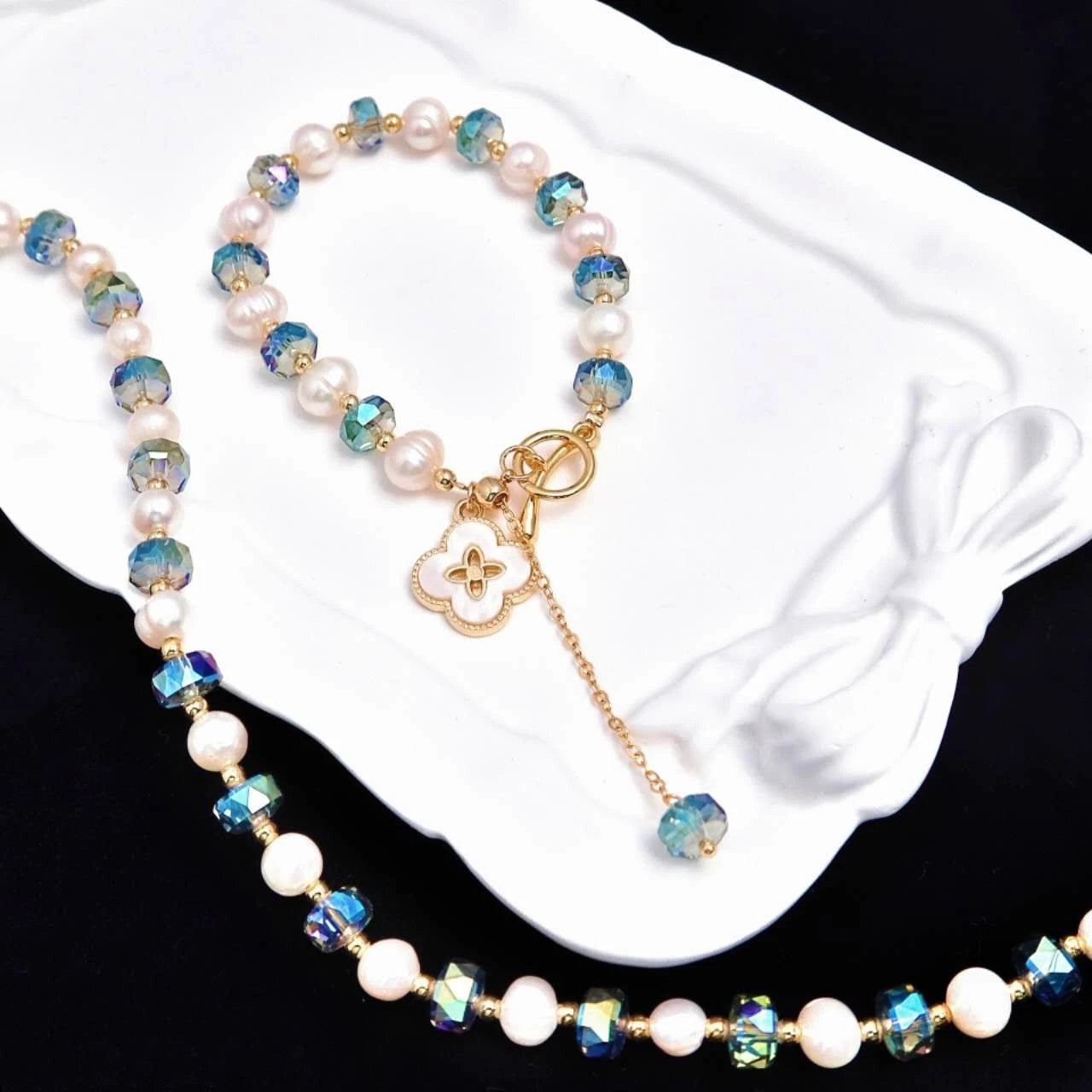 Set collana+bracciale con perle naturali e cristallo cangiante blu, trifoglio