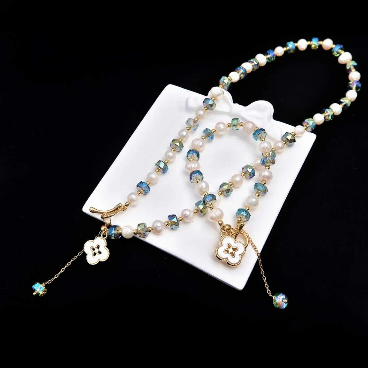 Set collana+bracciale con perle naturali e cristallo cangiante blu, trifoglio