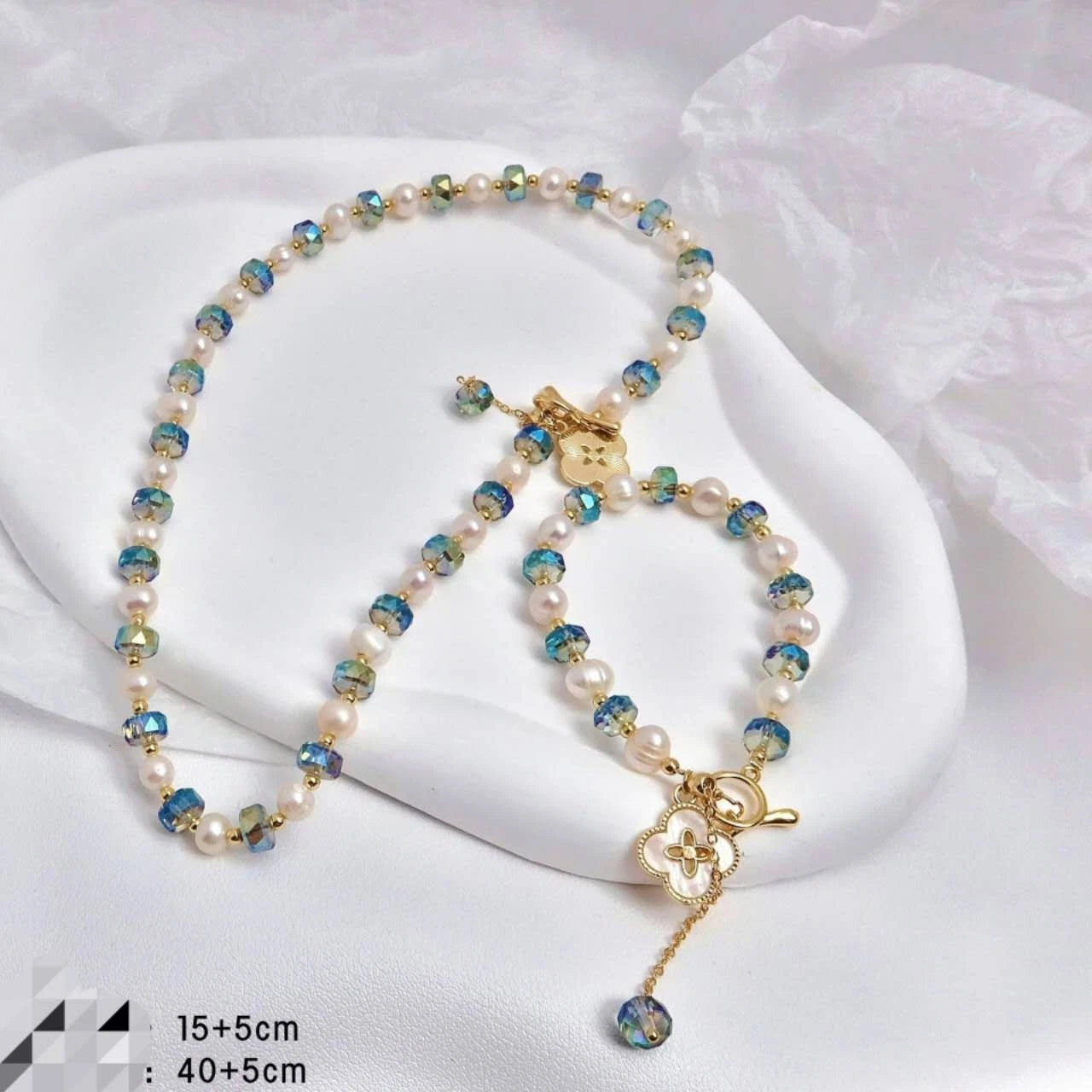 Set collana+bracciale con perle naturali e cristallo cangiante blu, trifoglio
