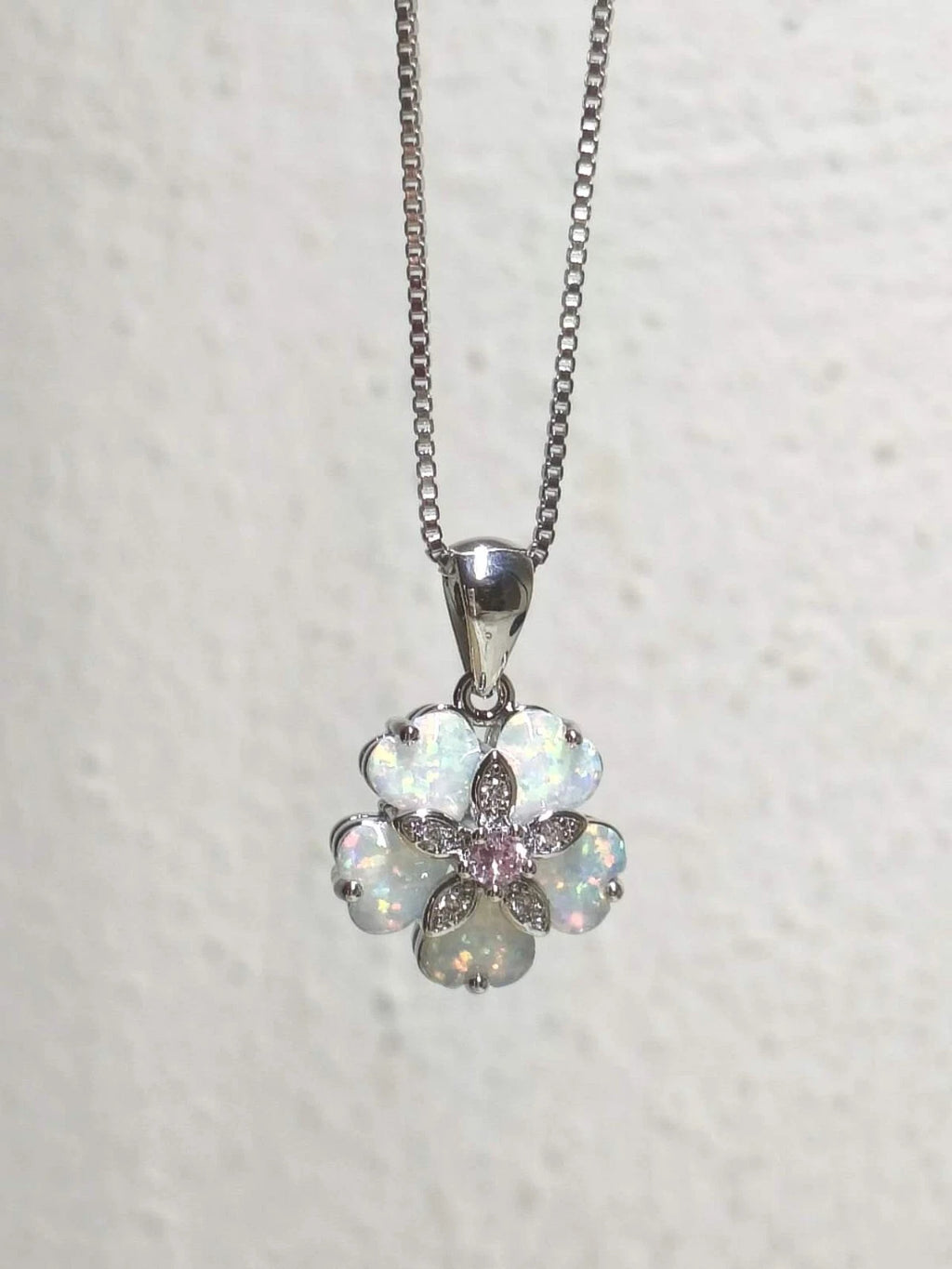 Collana floreale delicata in opale, ciondolo iridescente placcato argento