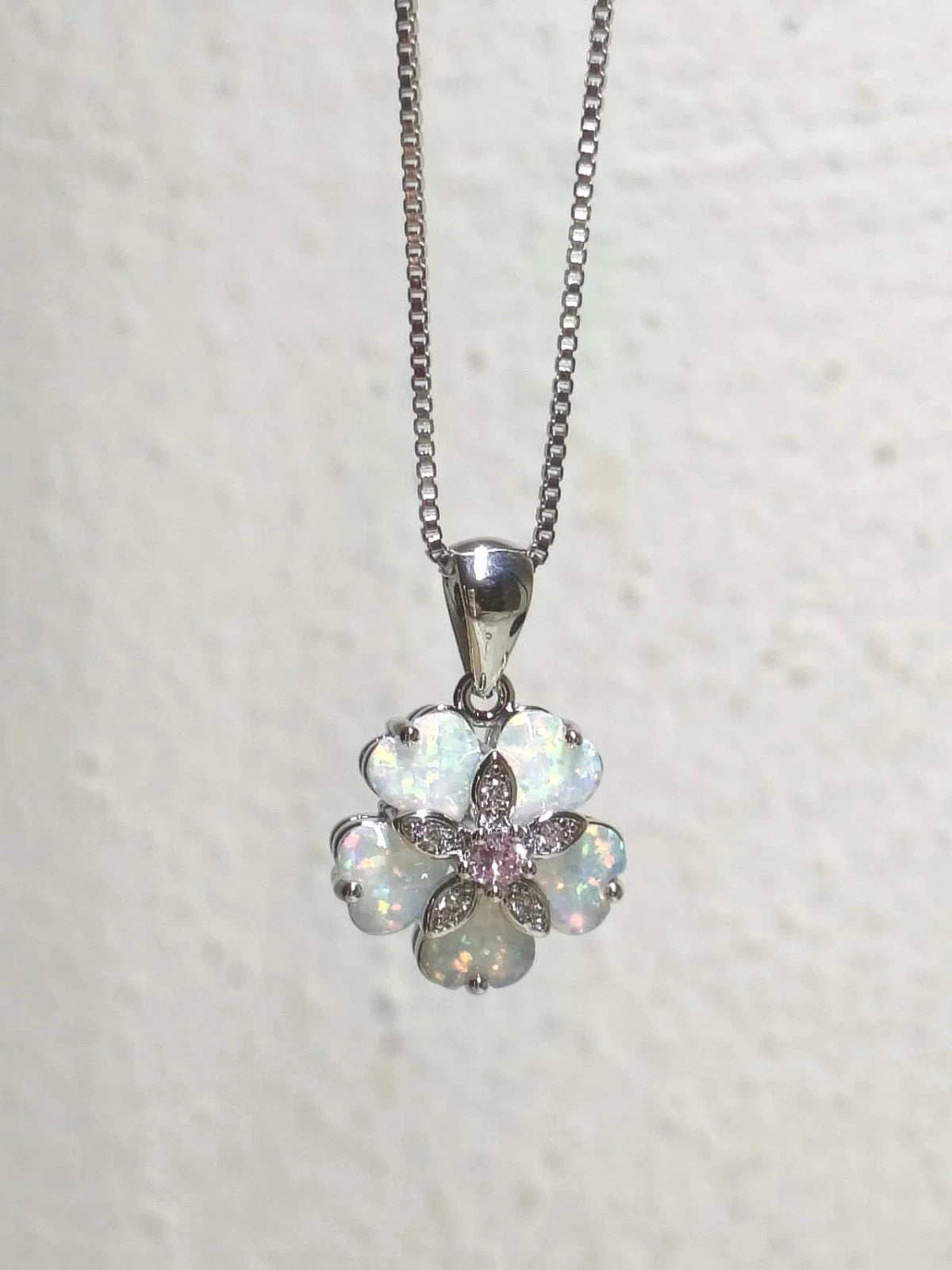 Collana floreale delicata in opale, ciondolo iridescente placcato argento