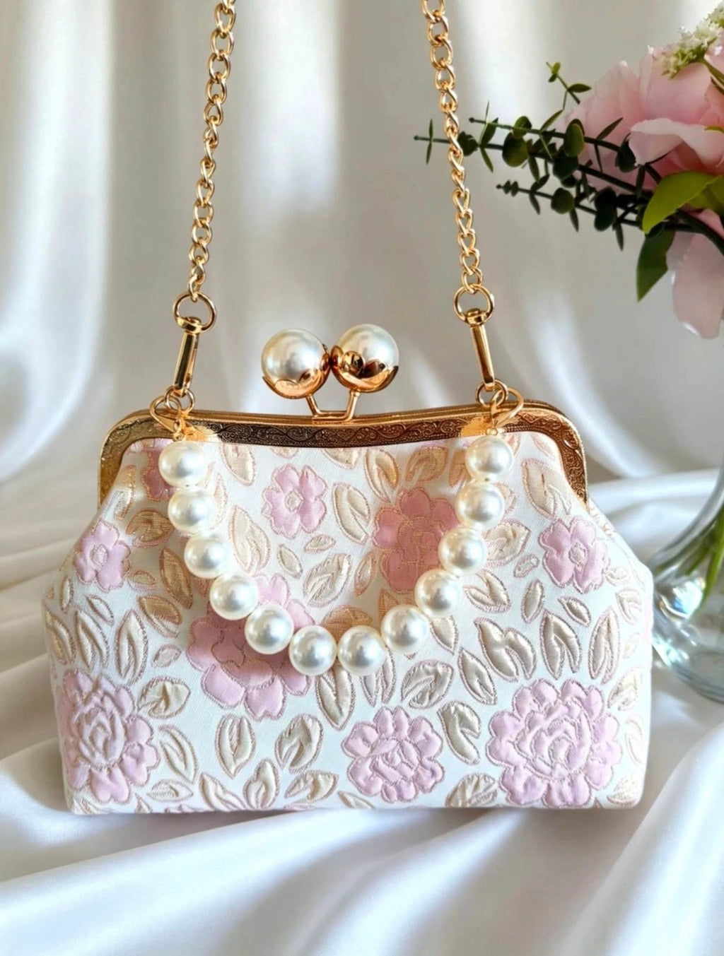 Handtasche, handbestickt mit Blumenmotiven, hellblau oder rosa