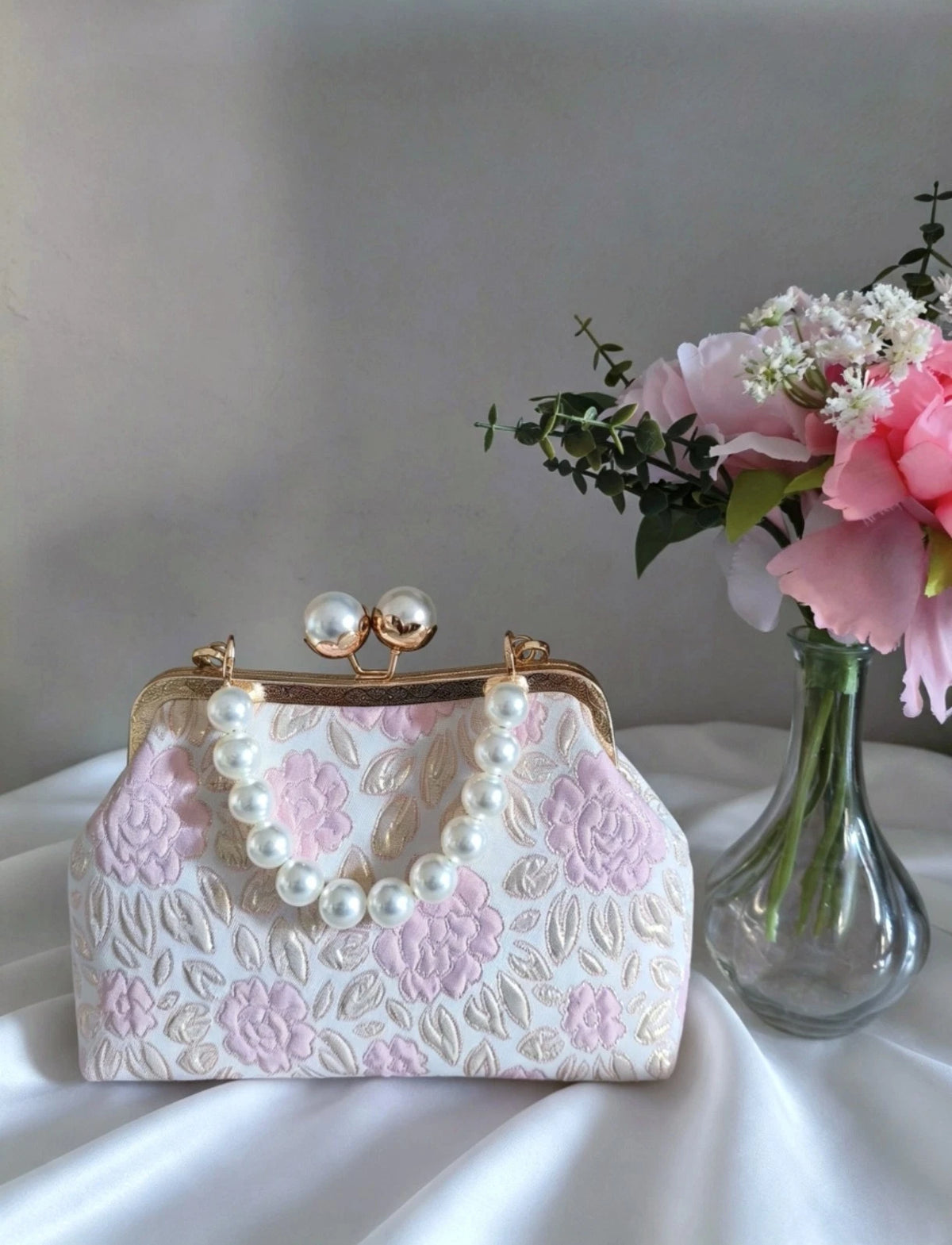 Handtasche, handbestickt mit Blumenmotiven, hellblau oder rosa