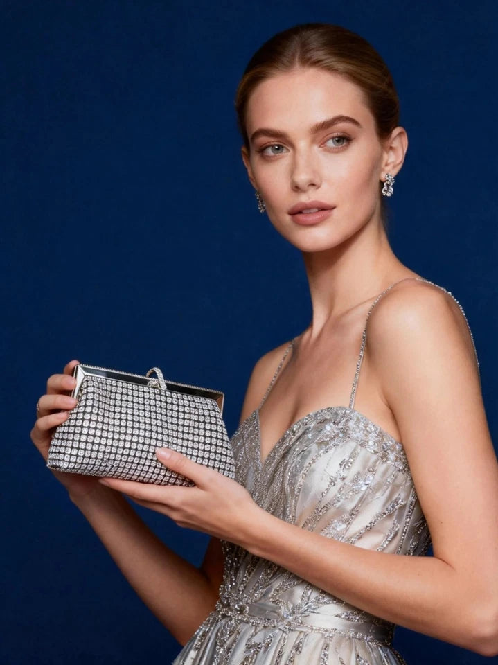 Pochette da sera a mano con strass e cornice metallica