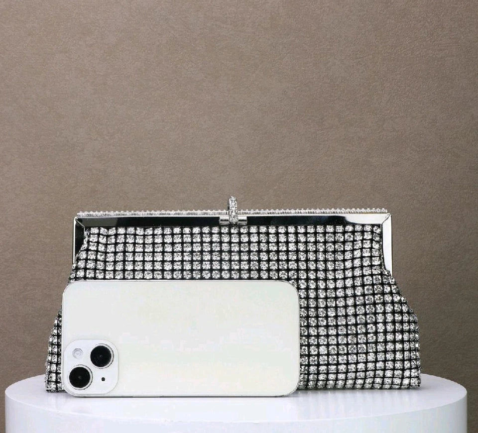 Pochette da sera a mano con strass e cornice metallica