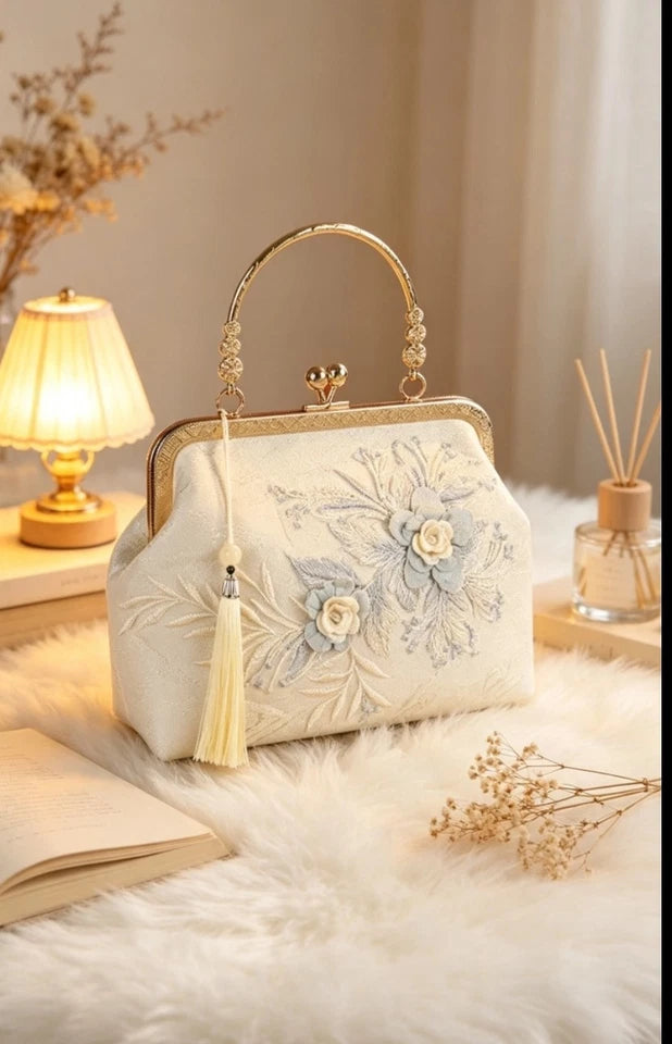 Pochette da sera in seta con ricamo floreale, borsa a mano con perle e nappa