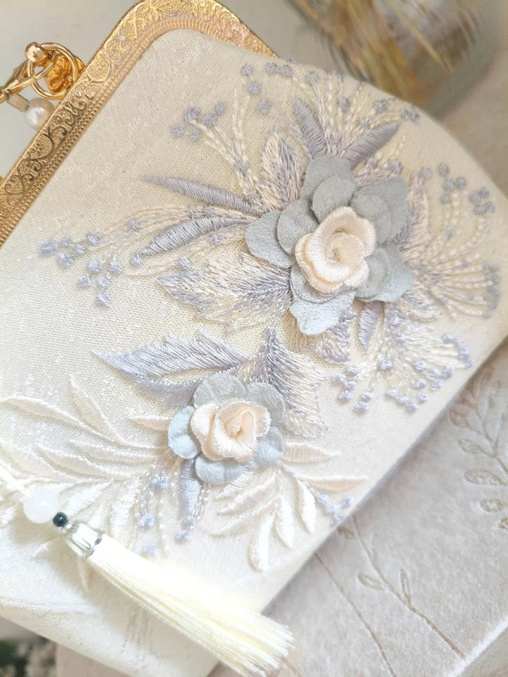 Pochette da sera in seta con ricamo floreale, borsa a mano con perle e nappa