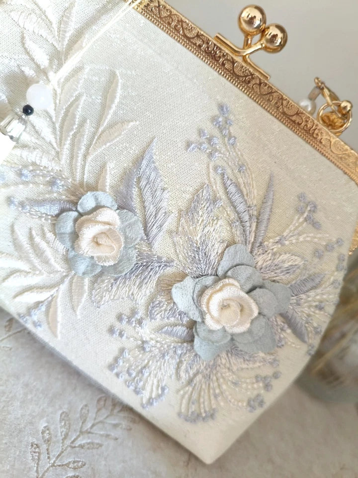 Pochette da sera in seta con ricamo floreale, borsa a mano con perle e nappa
