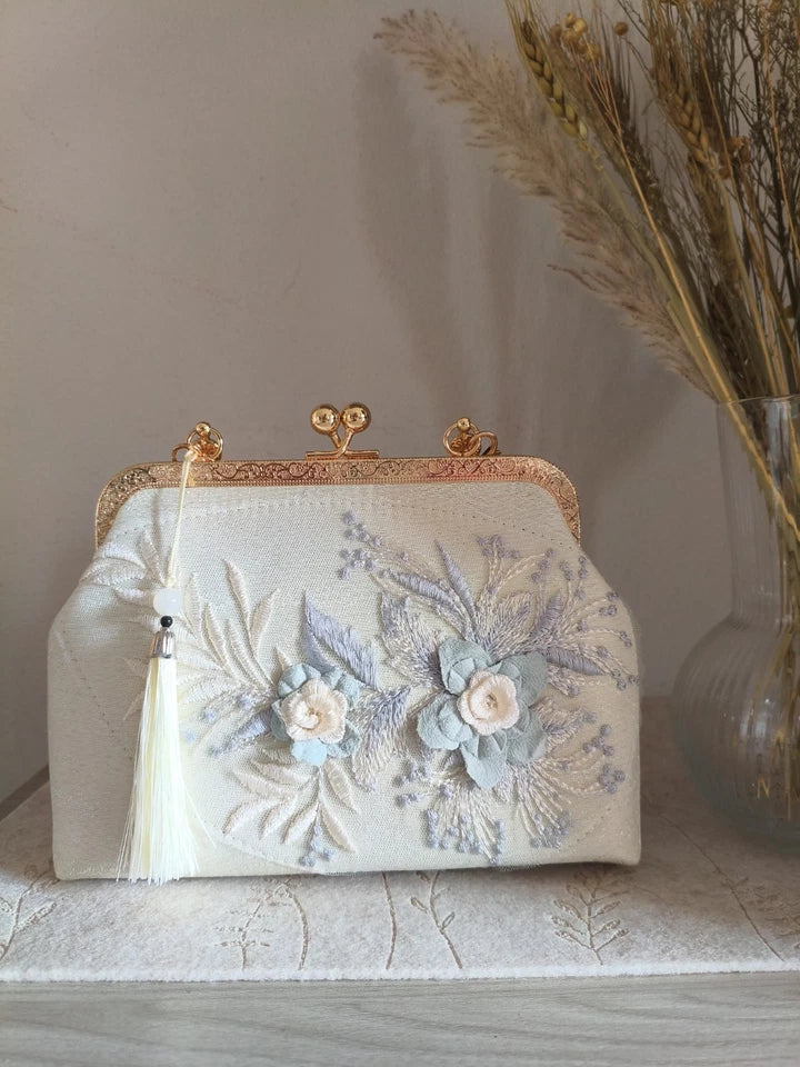 Pochette da sera in seta con ricamo floreale, borsa a mano con perle e nappa