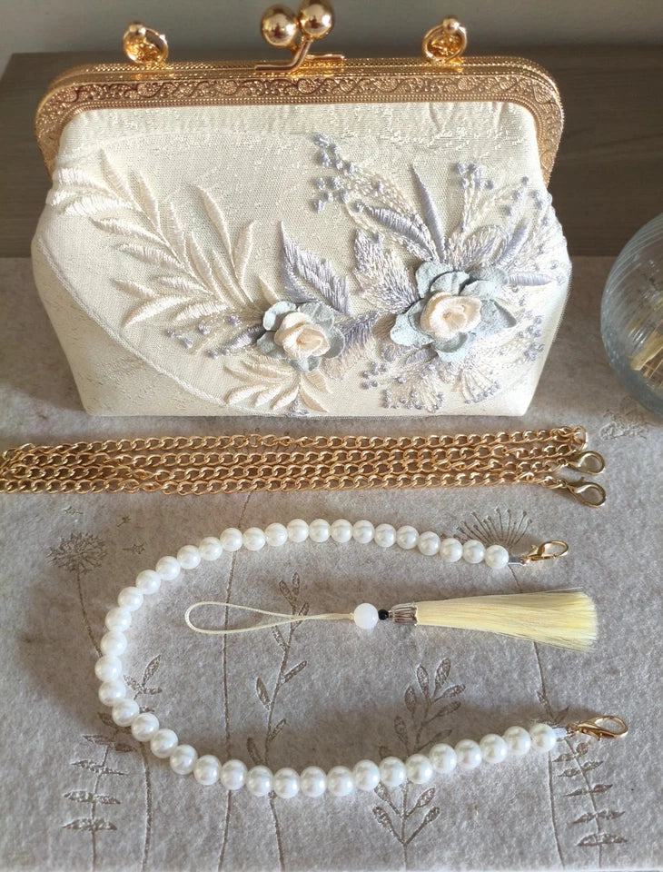Pochette da sera in seta con ricamo floreale, borsa a mano con perle e nappa